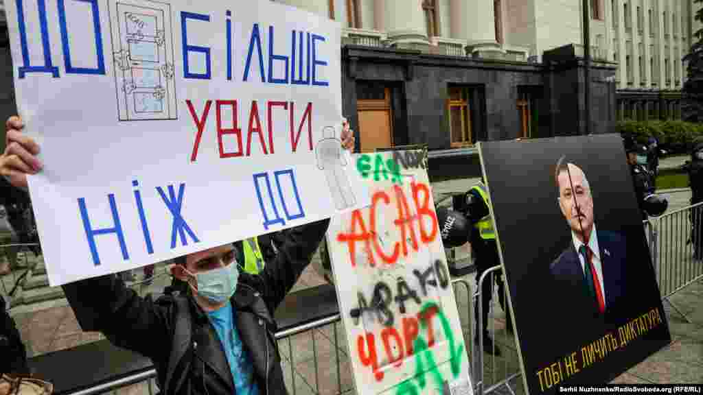 Новина про вирок Стерненку спричинила масові протести в кількох містах України, наймасштабніші пройшли у Києві. На одній акції, яка відбувалася під Офісом президента, активісти побили скло в будівлі та розписали стіни. Правоохоронці відкрили декілька кримінальних проваджень за хуліганство