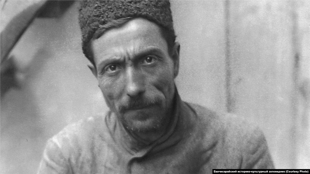Чинбар. Бахчисарай, 1920-ті. Скотарство було основою сільського господарства кримських татар &ndash; окрім м&rsquo;яса, молока та вовни, худоба також забезпечувала і шкірою. У Бахчисараї та Карасубазарі в 20-х роках налічувалося до 40 шкіряних виробництв