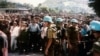 Holandski vojnici sa Srebreničanima i prognanicima iz susjednih opština koji su potražili utočište u „zaštićenoj zoni“, Potočari, 12. jul 1995. 