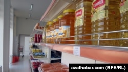 Прилавок продуктового магазина в Ашхабаде в марте 2018 года. 