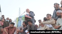 د پښتونخوا ملي عوامي پارټۍ مشر محمود خان اڅکزی د خپل ګوند د صوبايي مشر محمد عثمان خان کاکړ د جنازې پر مهال ورغلیو ګډونوالو ته وینا کوي. ۲۰۲۱، ۲۳ جون
