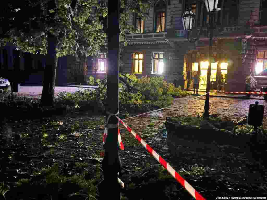 Bulevardul Primorski din centrul istoric al Odesei a avut și el de suferit.„Carte de vizită a Odesei, Bulevardul Primorski, locul preferat pentru plimbări atât al locuitorilor din Odesa, cât și al turiștilor, este inclus în lista Patrimoniului UNESCO. O dronă rusească a căzut chiar în mijlocul bulevardului. Ferestrele unor monumente istorice au fost sparte, fațadele au fost avariate, felinarele și băncile au fost distruse”, a scris pe Telegram Oleh Kiper, șeful Administrației Regionale a Odesei.