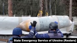 Експерти Державної служби з надзвичайних ситуацій (ДСНС) знешкоджують російські бомби. Чернігів, 21 квітня 2024 року