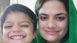 ډاکټر عايشه امجد له خپل دوه نيم کلن ماشوم سره