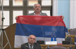 Jovan Vučurović sa trobojkom u Skupštini