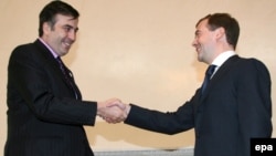 Іще в червні минулого року Саакашвілі і Медведєв потискали один одному руки