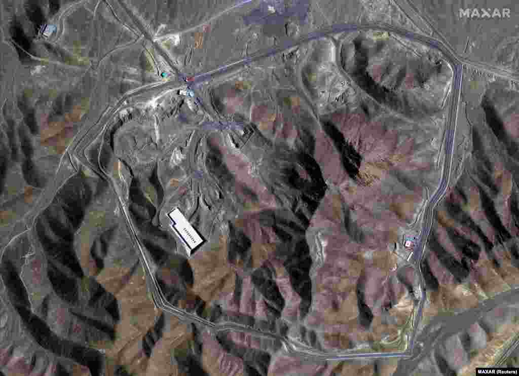 O vedere prin satelit a complexului subteran Fordow înainte și după ce SUA a lovit instalația nucleară de lângă Qom, pe 22 iunie.