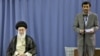Eýranyň prezidenti Mahmud Ahmadinejad (sagda) we ýurduň ýokary ruhany lideri Ayatollah Ali Hameneýi Tährandaky üýşmeleňde, 2009-njy ýylyň 3-nji awgusty.