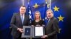 Milorad Dodik, kao predsjedavajući Predsjedništva BiH predaje odgovore na Upitnik Evropske komisije delegaciji EU. Brisel, mart 2019. godine. 