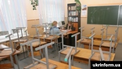 За даними поліції, крім учнів, захворіла також працівниця харчоблоку