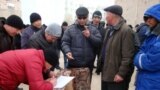 Бастующие нефтяники компании "Каражанбасмунай" подписываются под заявлением о том, что они не согласны с планами правительства по их трудоустройству в других регионах Казахстана. Актау, 23 декабря 2011 года.