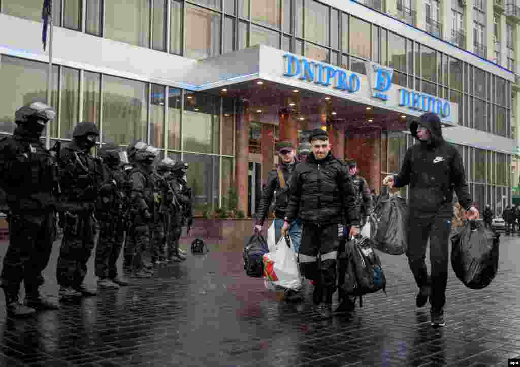 Члени «Правого сектору» залишають готель «Дніпро», де проживала частина активістів партії, Київ, 1 квітня 2014 року