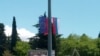 Uz crnogorsku i zastavu Evropske unije na ulicama Budve za Dan nezavisnosti je i srpska trobojka
