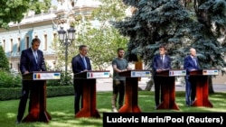 Зліва направо: президент Румунії Клаус Йоганніс, прем’єр-міністр Італії Маріо Драґі, президент України Володимир Зеленський, президент Франції Емманюель Макрон та канцлер Німеччини Олаф Шольц. Київ, 16 червня 2022 року 