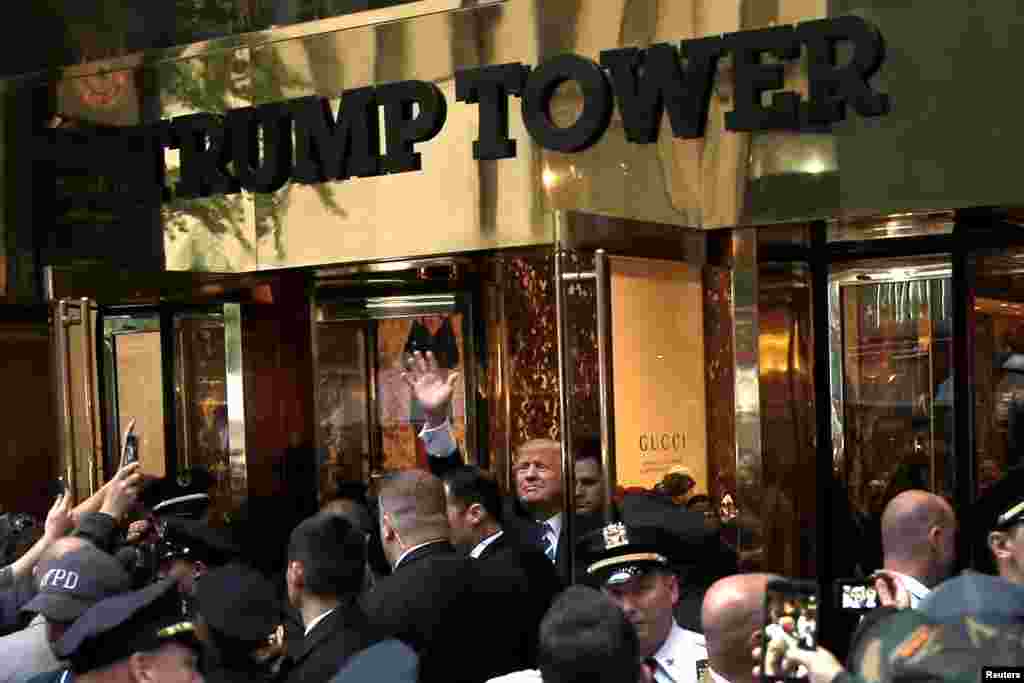 Трамп приветствует сторонников в Манхеттене, недалеко от башни Трампа 8 октября 2016 года 