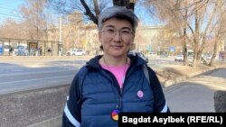 "Қудаласа да, Қазақстанда қаламын" дейді фем-белсенді Жанар Секербаева.