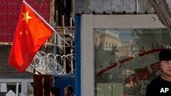 Флаг Китая в квартале города Пейзават в Синьцзяне.