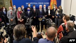 "Veću kočnicu u radu Vlade predstavljaju nerealni zahtjevi, suprotni međunarodnim standardima koji dolaze od vladajuće većine", ocjenjuje Vanja Ćalović-Marković iz MANS-a (na fotografiji: članovi Vlade Crne Gore na čelu sa premijerom Zdravkom Krivokapićem, decembar 2020.)