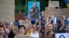 Ucrainenii au protestat săptămâna aceasta împotriva legii semnate de președintele Volodimir Zelenski, care amenința independența agențiilor anticorupție din țară. El a invocat presiunea exercitată de acestea ca motiv pentru care a renunțat la lege doar câteva zile mai târziu.