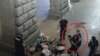 Кадър от охранителната камера на фасадата на Министерския съвет, запечатал как полицай хвърля заключения с белезници Тони Липошлиев върху останалите задържани на 10 юли 2020 г.