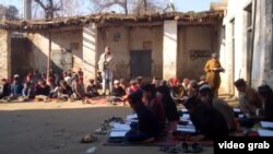 دا د خيبر پښتونخوا په شبقدر کې ۱۰۰ کاله زوړ سکول دی. پخوانی انځور