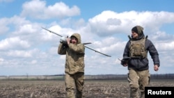 Українські військові запускають дрон на Покровському напрямку, фото ілюстративне