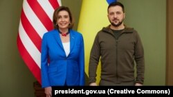 უკრაინის პრეზიდენტი ვოლოდიმირ ზელენსკი და აშშ-ის კონგრესის წარმომადგენელთა პალატის თავმჯდომარე ნენსი პელოსი კიევში 2022 წლის 1 მაისს 