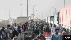 مهاجران افغان بازگشته از ایران در مرز پل ابریشم