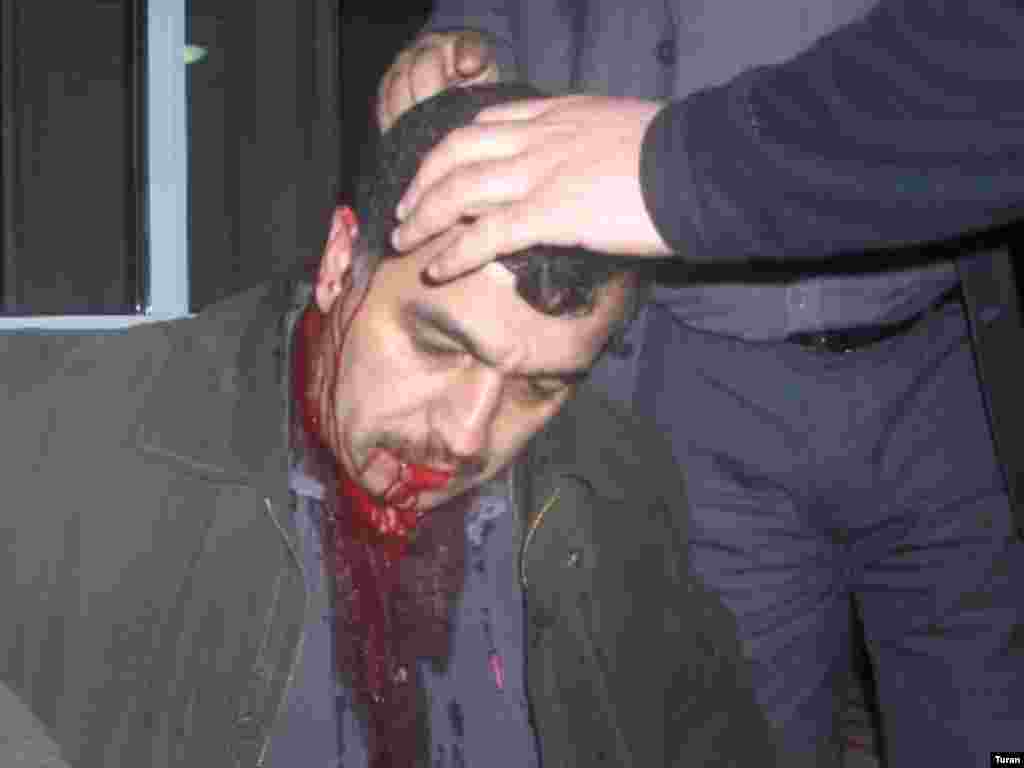 Üzeyir Cəfərov, "Gündəlik Azərbaycan" qəzetinin redaktoru, 2007-ci il aprelin 20-də Bakıda döyülüb. 
