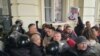 Predstavnici opozicije i aktivisti ispred ulaza u Gradsku kuću u Novom Sadu, nakon što ih je policija izbacila iz zgrade, 17. januar 2025.