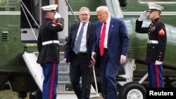 Američki predsjednik Donald Trump i britanski premijer Keir Starmer stižu helikopterom na golf u Aberdeenu, Škotska, 28. jula 2025.