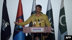 د ارشیف انځور: جنرال اصف غفور په فبرورۍ کې د پوځي افسرانو د نیولو خبر تایید کړی وو