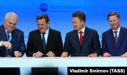 Управляющий директор Nord Stream Маттиас Варниг, председатель комитета акционеров Nord Stream AG Герхард Шредер, глава «Газпрома» Алексей Миллер и представитель президента РФ Сергей Иванов на церемонии пуска второй ветки газопровода «Северный поток». Выборг, 8 октября 2022 года