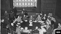 Conferința de la Potsdam, liderii american, britanic și sovietic, miniștrii lor de externe și oficiali. 17 iulie 1945. Am fost în această încăpere în 2017, se află pe fostul domeniul Hohenzollern de lângă Berlin, pare mică; paradoxal, față de marile decizii luate aici.