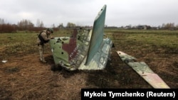 Український військовий оглядає останки російського бойового літака Су-25, збитого ЗСУ на Київщині, 21 квітня 2022 року. Фото ілюстративне