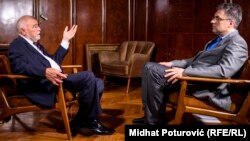 'Predsjedništvo u tome nije sudjelovalo (intervencija JNA u Sloveniji) i nije moglo jer smo bili 4-4.' (Na fotografiji Mesić u razgovoru sa Štavljaninom)
