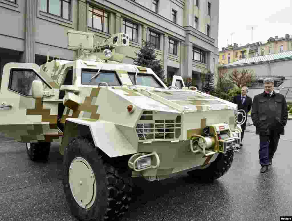 Президент України Петро Порошенко оглядає броньований автомобіль –перший зразок бронетранспортеру «Дозор», виготовленому на Львівському бронетанковому заводі. Київ, 30 січня 2015 року