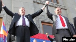Լևոն Տեր-Պետրոսյանը և Նիկոլ Փաշինյանը ողջունում են ընդդիմության հանրահավաքի մասնակիցներին, Երևան, մայիս, 2011թ. 