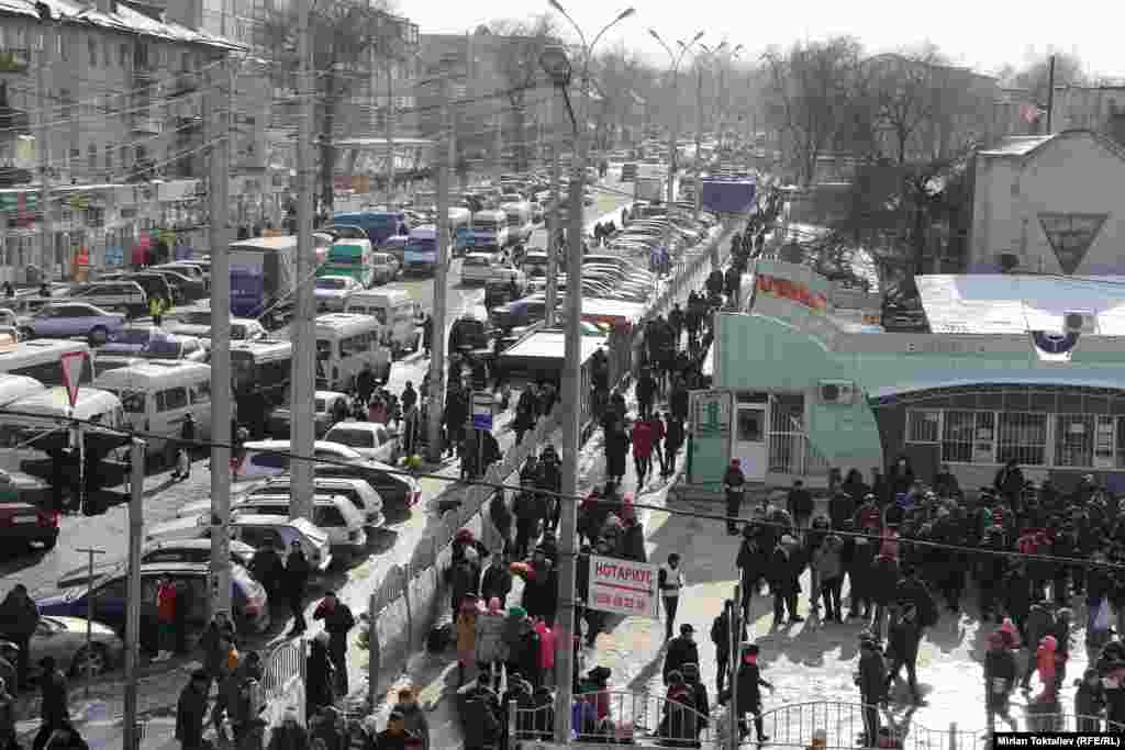 Жол кайгуул кызматкерлери кыймылды тартипке салууга аракет кылууда. 