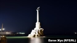 Центр Севастополя, памʼятник загиблим кораблям