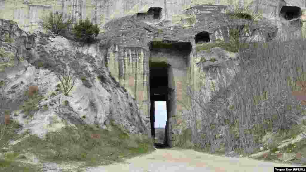 Manastır qaya içindeki bir tunnelden gölge keçit 