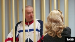 Сергей Скрипаль, бывший агент ГРУ, беседует с адвокатом. Москва, август 2006 года.