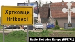 U selu Hrtkovci, u blizini granice Srbije sa Hrvatskom, 6. maja 1992. godine u održan je miting na kojem je, danas haški osuđenik, Vojislav Šešelj čitao imena sedamnaestero Hrvata kojima je javno poručeno da se sele