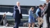 Американскиот претседател Доналд Трамп со своите внуци, Клои и Тристан, вторник, 29 јули 2025 година, во Лосимаут, на пат кон Вашингтон.