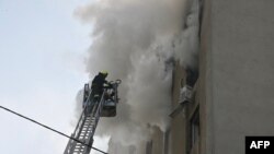 Пожежники гасять пожежу в житловому будинку після удару російського безпілотника в Харкові, 7 липня 2025 року
