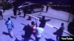 Момент одного из нападений предполагаемых боевиков в Актобе 5 июня 2016 года. Кадр видео. 