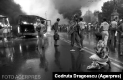 Procurorul Ranco Pițu spune că tot forțele de ordine ar fi incendiat autobuzele din Capitală, dar apoi au dat vina pe manifestanții pașnici.