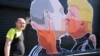 Poljubac Vladimira Putina i Donalda Trampa - mural u Litvaniji