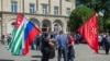 Разве правильно будет создавать прецедент, по которому впредь любая оппозиция будет вправе, собрав десять тысяч подписей, требовать досрочных выборов любого президента – обвиняя, скажем, одного, по выражению Рауля Хаджимба, в том, что он «лысый», а другого – что он «кучерявый»?