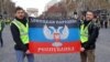 Прапор угруповання «ДНР» під час протестів у столиці Франції